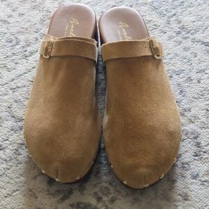 AVELLINI SUEDE CLOG W/SIDE BUCKLE & STUDS SIZE 9 TO 9.5. MADE IN ITALY.